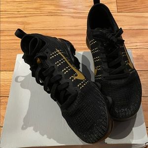 Hot sneakers Worn1x for woman. In mint condition can’t even tell they were used